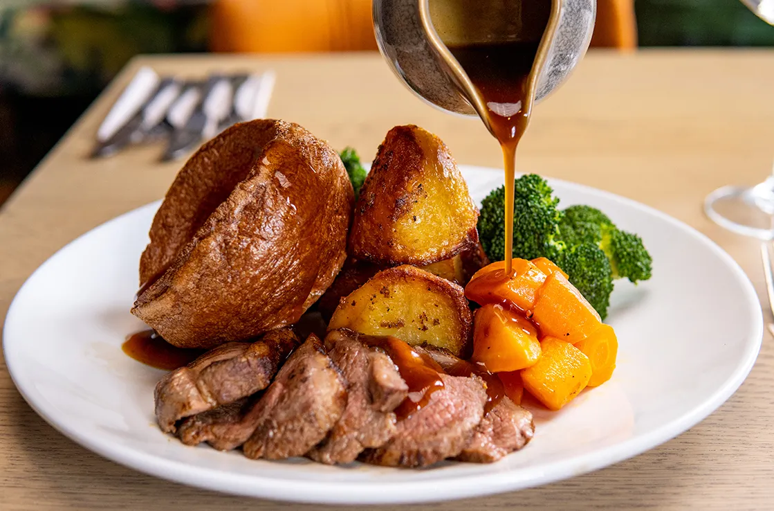Sunday roast eli Yorkshiren alueelle tyypillinen sunnuntaipaisti paahdettujen perunoiden ja parsakaalin kera